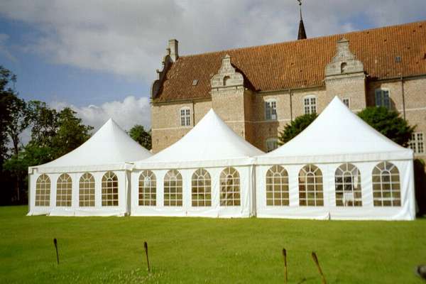Teltudlejning med stil pagode, borde inde i telt- www.aamands.dk